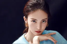 金晨都吐槽的皮革造型，皮衣配金丝绒百褶裙，一般人穿就很俗气图片
