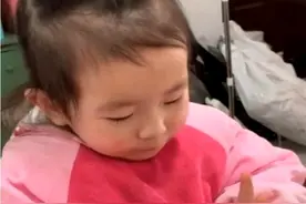 宝宝第一次吃卤鸡爪，看了看自己的小手觉得很眼熟，干饭都不香了图片