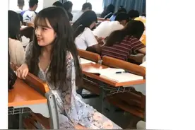 搞笑段子:女同学故意引起我的注意怎么办？图片