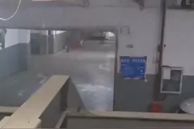 心疼又好笑！广西一女子停车后坐车内休息，醒来后发现被升到空中图片