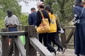 马伊琍梅婷同游乌镇被拍，穿休闲装素颜，丝毫没有偶像包袱图片