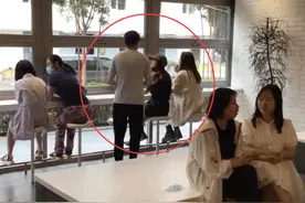 杨幂三里屯喝咖啡被搭讪，不戴口罩都没被认出，低调回绝态度好图片