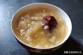 进入秋季，炖一碗银耳莲子羹，润滑可口胶原满满，香甜软糯去秋燥图片