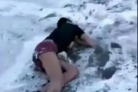 无底线！网红为了赏钱将怀孕女友冻死还直播图片