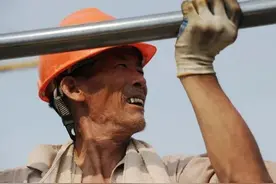 65岁公公怂恿儿媳假离婚，儿媳将计就计，32岁赌博儿子被赶出家门图片
