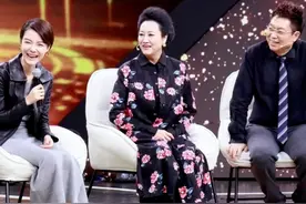 车晓罕见与母亲同框，穿皮衣高级大气，却被66岁的妈妈气质碾压图片