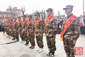 四川理塘：13名青年光荣入伍图片