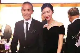 王石娇妻田朴珺出席活动，白“披风”配上一身眼，真是越来越洋气图片