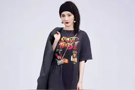 杨幂真是“丝袜控”，黑色T恤也能直接搭丝袜穿，意外时髦洋气图片