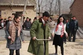 朱之文钱挣了孩子却废了，200斤女儿整天拿快递，儿子订婚送车图片