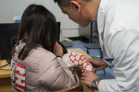 2岁男童误食502胶水，宝妈的做法救了娃，连医生都称赞：做得对图片
