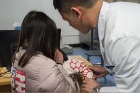 2岁男童误食502胶水，宝妈的做法救了娃，连医生都称赞：做得对图片