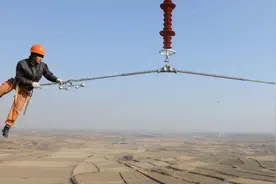 恐高症犯了！8张电力工人高空作业照片，你敢爬上去试试吗？图片