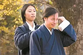 道士和女弟子隐居深山8年，不顾世俗眼光坚持生娃，母亲已认不出图片