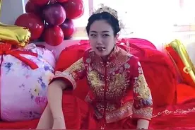 美女新娘“叼烟”，坐姿霸气，婆婆见了得气炸了图片