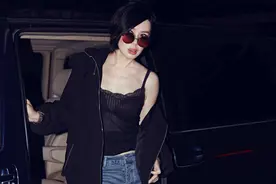 余男不光身材凹凸有致，穿衣品味在线，迷彩衣内搭吊带魅力十足图片