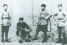 四野南下，一副军长随部队路过，见村口有人寻儿，大哭：娘还在世图片