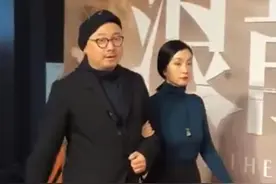 小陶虹又瘦了，穿衣知性小蛮腰明显，徐峥却啤酒肚大快系不住扣图片