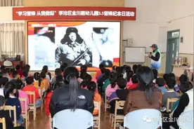 弟弟妹妹我来帮你 青岛李沧区金川路幼儿园学习雷锋“从我做起”图片