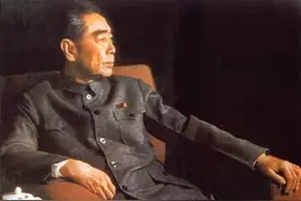 记者当众刁难周总理：为何要用美产钢笔？总理的回答让他羞愧难当图片