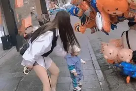 "霸气小姨"蹿红网络，孩子不听话单手拎着就走，网友：谁敢娶图片