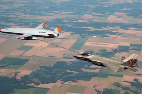 美海军MQ-25A无人加油机首次为F-35C进行加油 专家：强化空中保障隐蔽性 未来能否形成威胁还有待观察图片