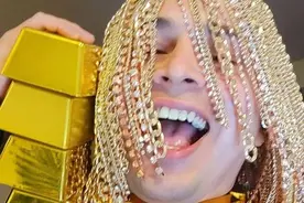 墨西哥Rapper头皮植入数十条大金链，搞了一头名副其实的金发图片