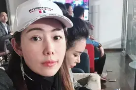 前国脚娶二婚亿万富婆，美貌身材不输林志玲，LV提包来装宠物狗图片