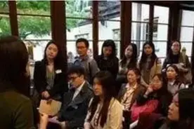女面试官：100个姑娘一起上厕所，打一成语？男子回答很有画面感图片