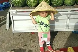 女子偶遇3岁幼童卖瓜，上前逗弄故意向孩子砍价，宝宝的反应亮了图片