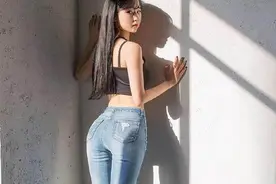 小说：我和邻居姐姐谈恋爱，她见了我就小鸟依人：我要你抱我上去图片