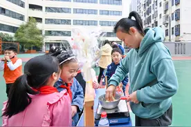 河南师傅表演“吹糖人”，一拉一捏吹出动物造型，小学生排队要“专属定制”图片