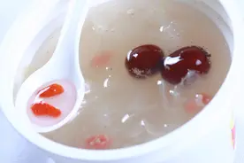 银耳浸泡很重要，别直接热水下锅，多加一步，味道浓郁易出胶图片