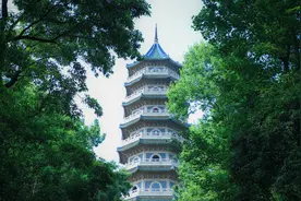 灵谷寺是南京市著名佛教寺院之一，深受中外游客喜欢图片
