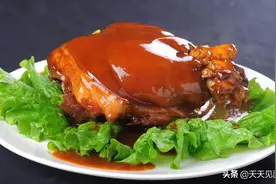 红烧肘子这样做，浓香四溢，软烂入味，厨师长给你揭秘做法过程。图片