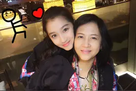 同一个妈生的，妹妹成大明星，姐姐在卖拉面，网友：看着有点尴尬图片