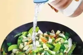 炒菜时，到底要不要加水？听完大厨的一番话，我的厨艺长进不少图片