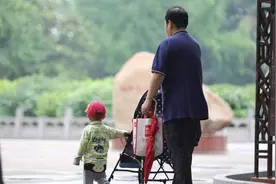 暖心老人心疼外孙，亲自设计的“丐帮”尿不湿走红，网友：求量产图片