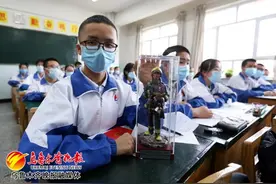 这位乌鲁木齐少年深夜举灯奔跑的背影，真帅图片