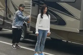 白鹿素颜出行，下车被路人拍摄一脸严肃，1分钟内的举动判若两人图片