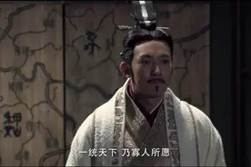 六国谋士讨论如何抗秦，秦王不安，范雎指着狗：扔块骨头就行了图片