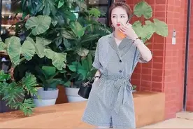 还在纠结穿什么！一条“连体裤”满足你，时髦又显瘦图片