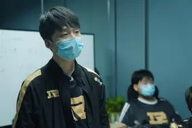 RNGM对战AG超玩会看点，有手就行射手流，暴风锐看透对面四套阵容图片