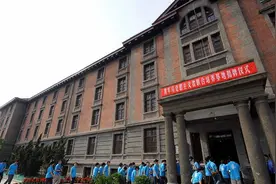 在中国第一个举起十月社会主义革命旗帜，并深刻分析和系统阐述其意义图片