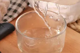 服了！在海南参与摆地摊以后，才发现这个水原来这么多人喝图片
