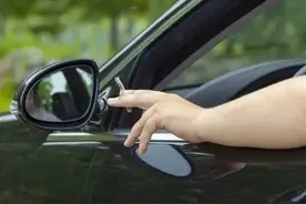 听说有4种人经常单手开车？车主：太准了，是我本人没错了图片