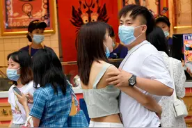 哪个城市的男人陪女人逛街最多，成都春熙路口罩情侣是否名列前茅图片