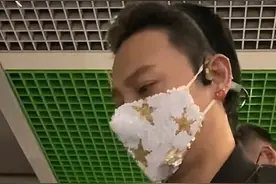 49岁陈志朋现身机场，满钻口罩太浮夸，身上挂国旗被网友大赞图片