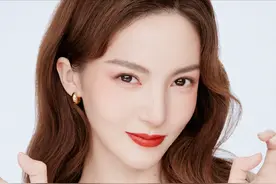 小鲜肉收割机？金晨的风流情史，劈叉惨遭老艺术家朱军按屁股图片