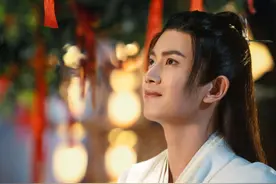 又一当红男星演戏疑似用假腹肌，与真实身材差距明显，实在离谱图片